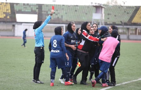 پرحاشیه‌ترین بازی فصل – دعوا در فوتبال زنان بالا گرفت
