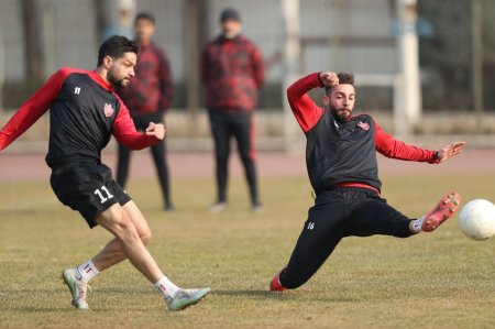 قهرمان نیم فصل مشخص می‌شود؟/ گزارش زنده: پرسپولیس صفر - نساجی صفر