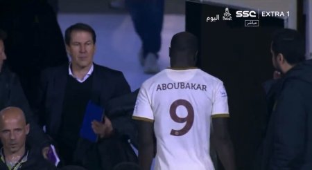 تعویض عجیب وینسنت ابوبکر / رقیب رونالدو در النصر، وسط بازی قهر کرد و رفت!