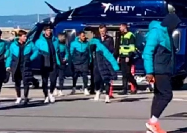 بازیکنان بارسا با هلی‌کوپتر به سئوتا رسیدند! (عکس)