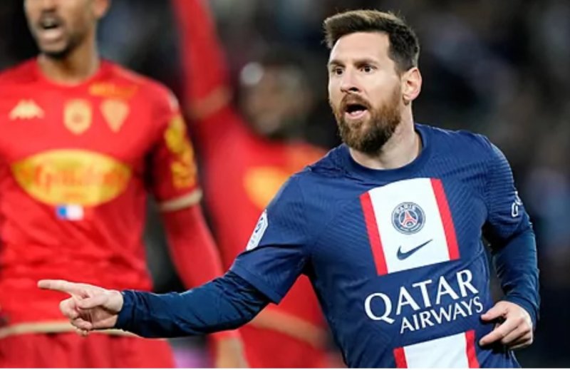 ریموند دومنک:/ در PSG هم مثل آرژانتین، همه برای مسی بازی میکنند