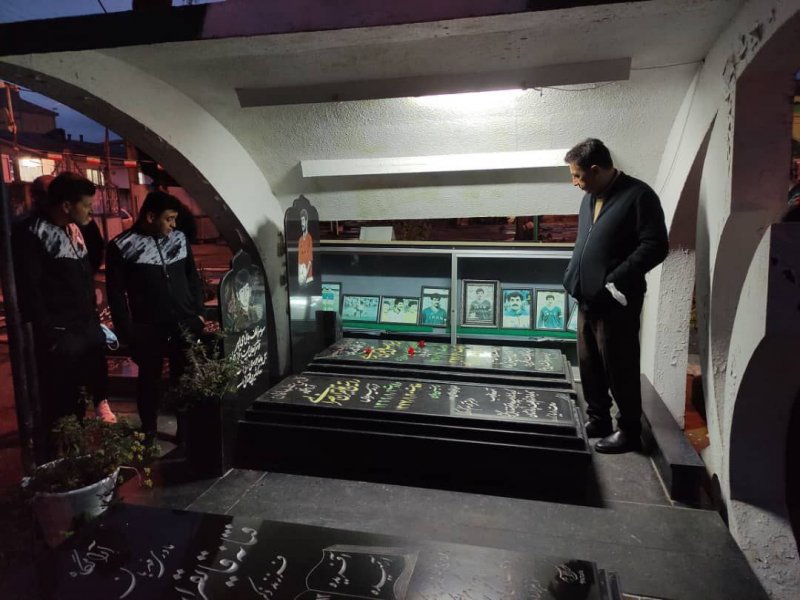 قلعهنویی بر مزار رفیق قدیمی (عکس)