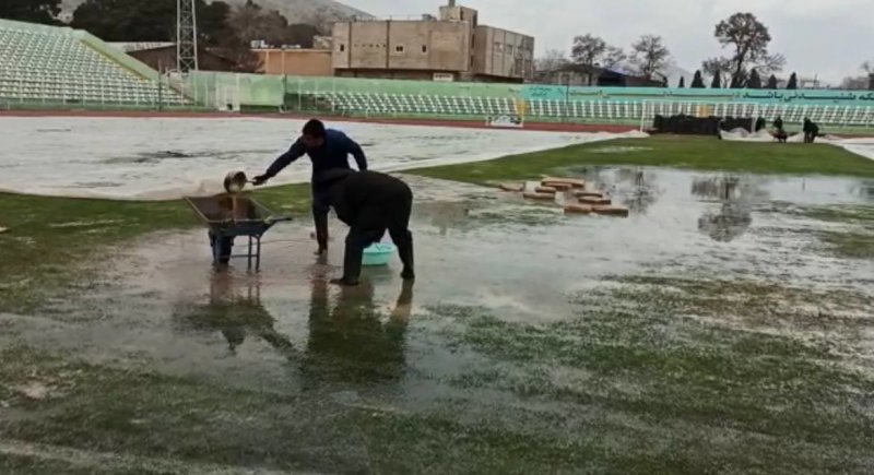 آب چمن ورزشگاه را با ملاقه جمع‌آوری می‌کنند! (عکس)