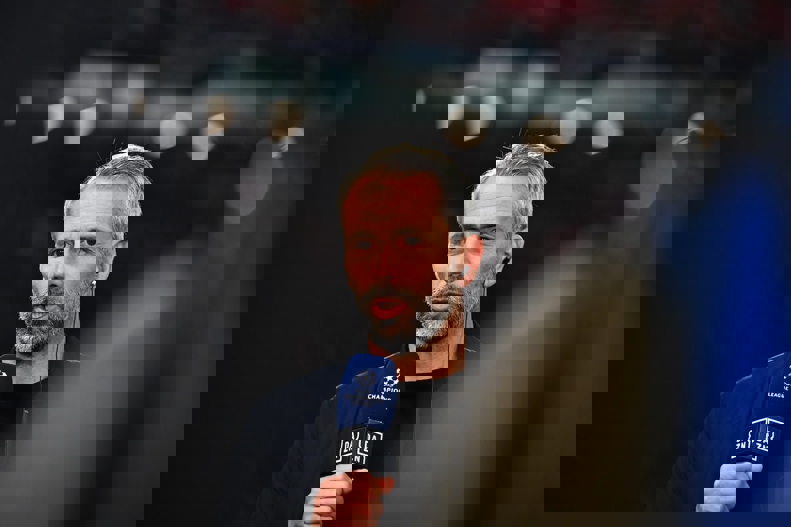 1804885