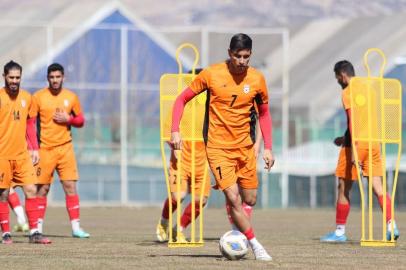 جوان بلندقامت فوتبال ایران به آقا صمد نگاه می‌کند