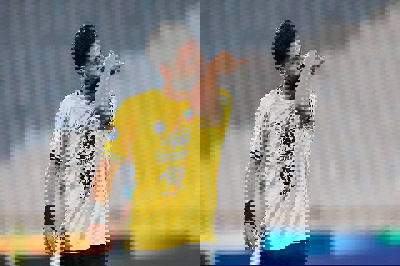 1828566