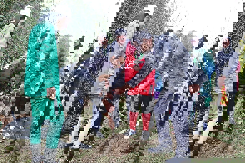 1829894