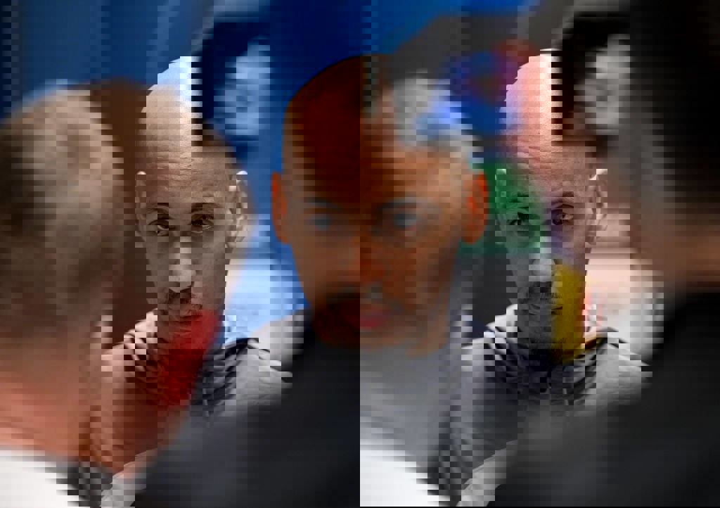 1832352