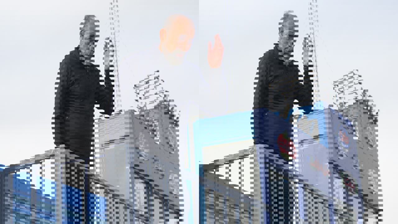 1832633