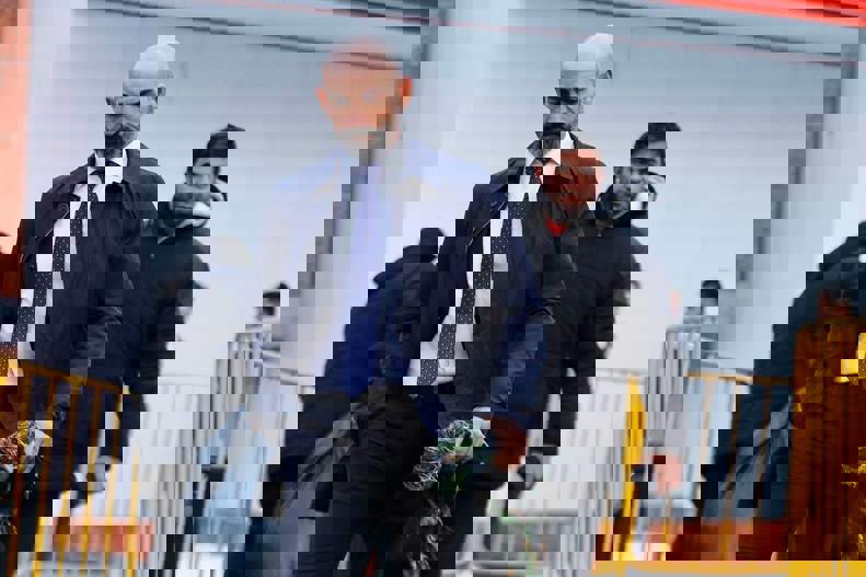 1832795