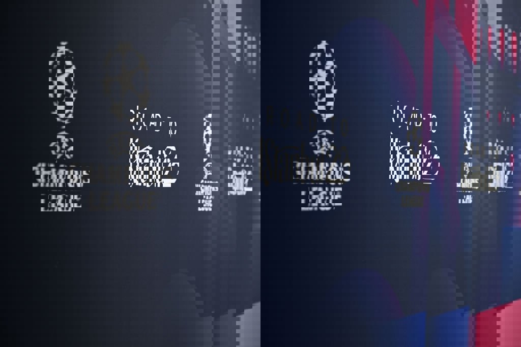 1833028