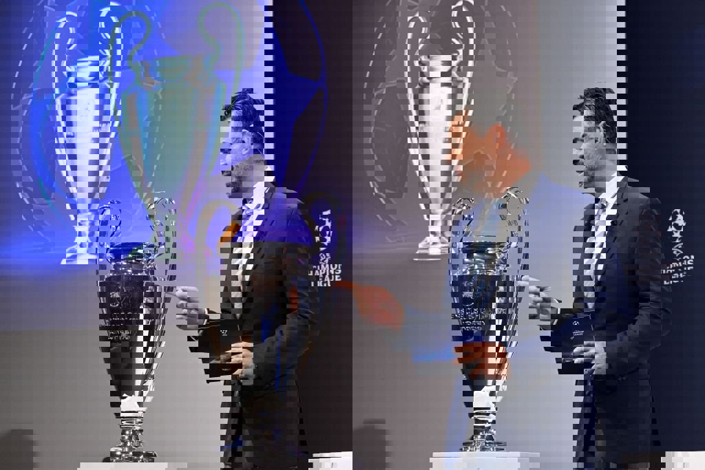 1833027
