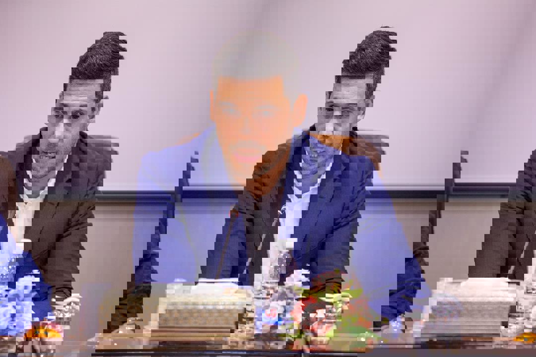 1833061