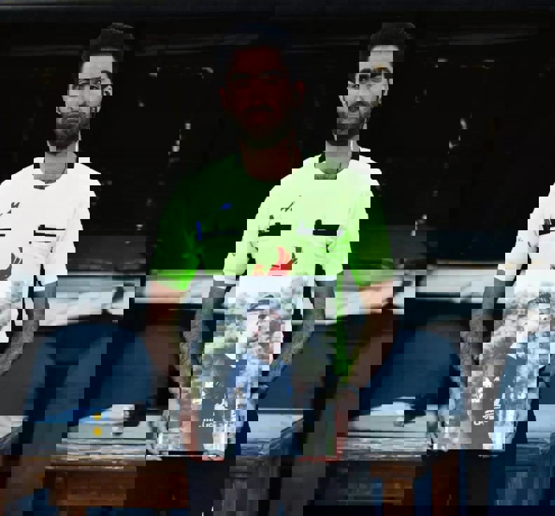1833389