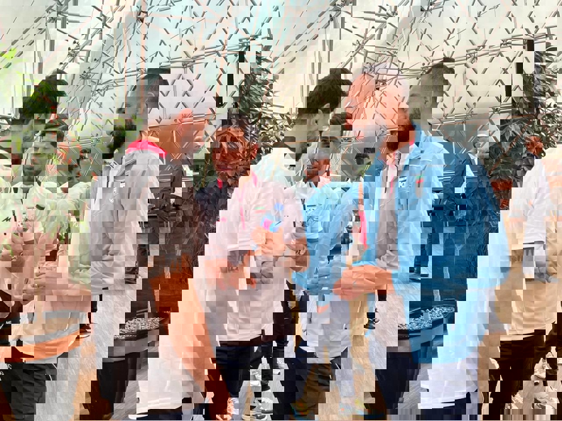 1834352