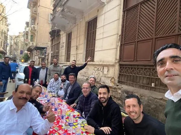 سرمربی مصر و مهمانی افطار در خیابان‌های قاهره (عکس)
