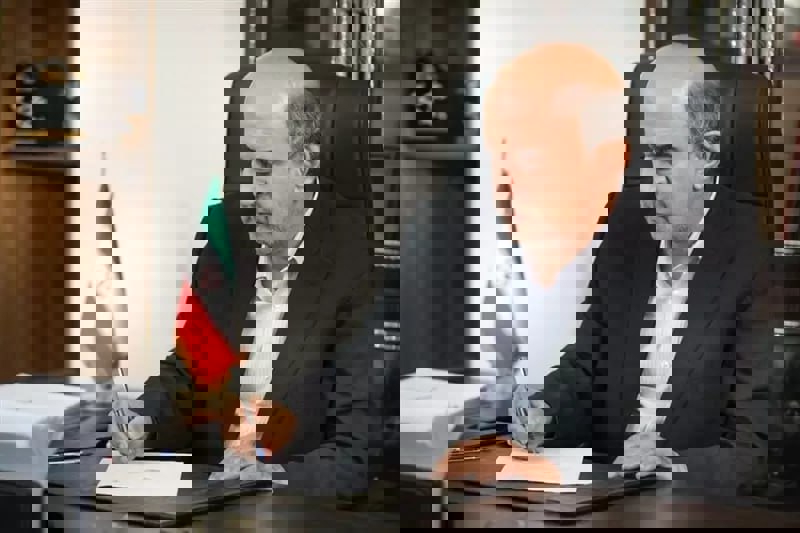 1837886