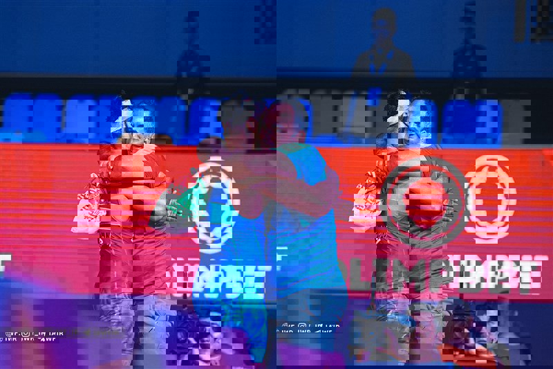 1851098