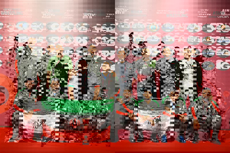 1852433