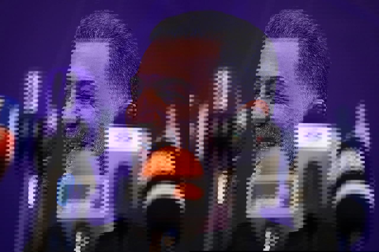 1853043