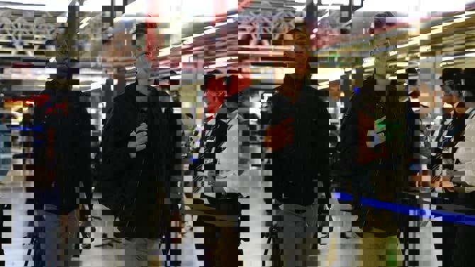 حمایت و انتقاد سوغاتی بنفیکا در سفر به میلان (عکس) 