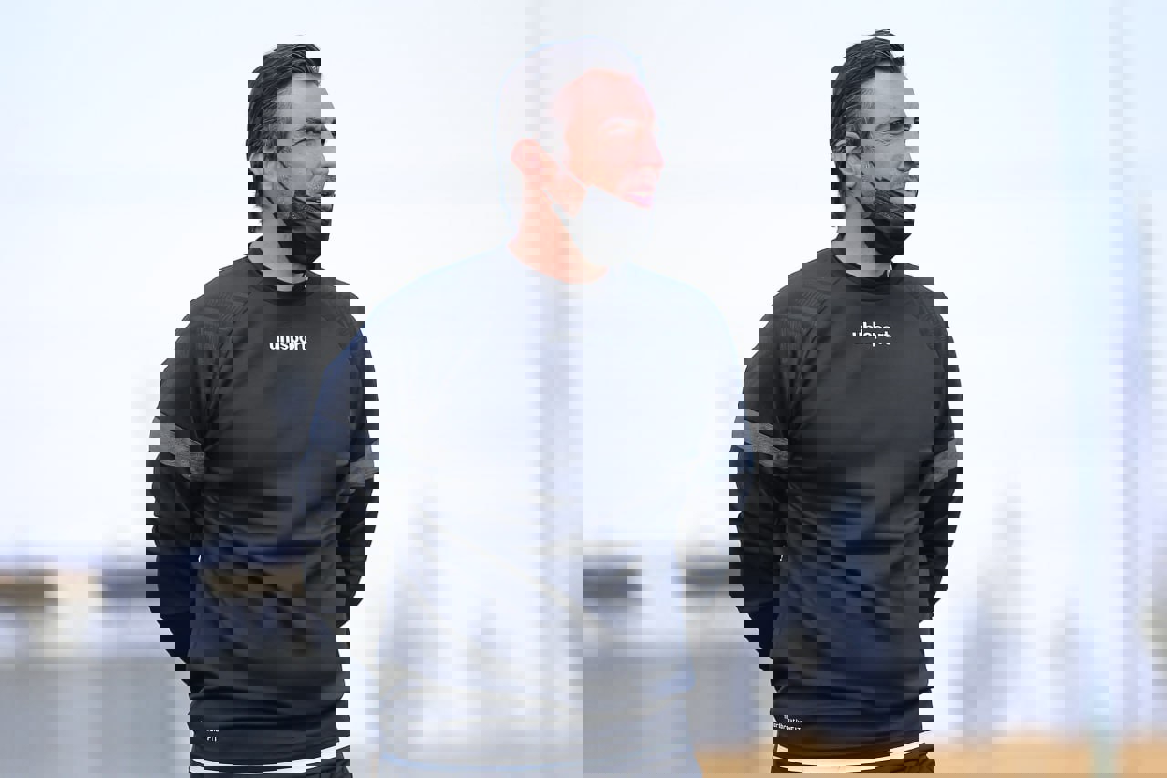 1853973