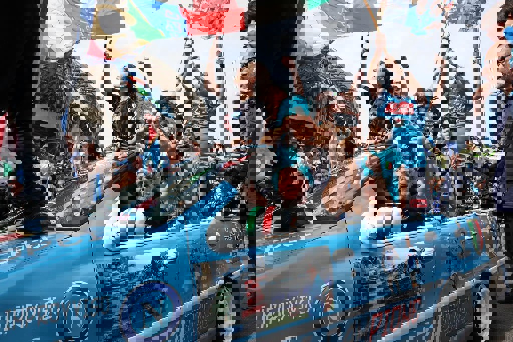 1869078