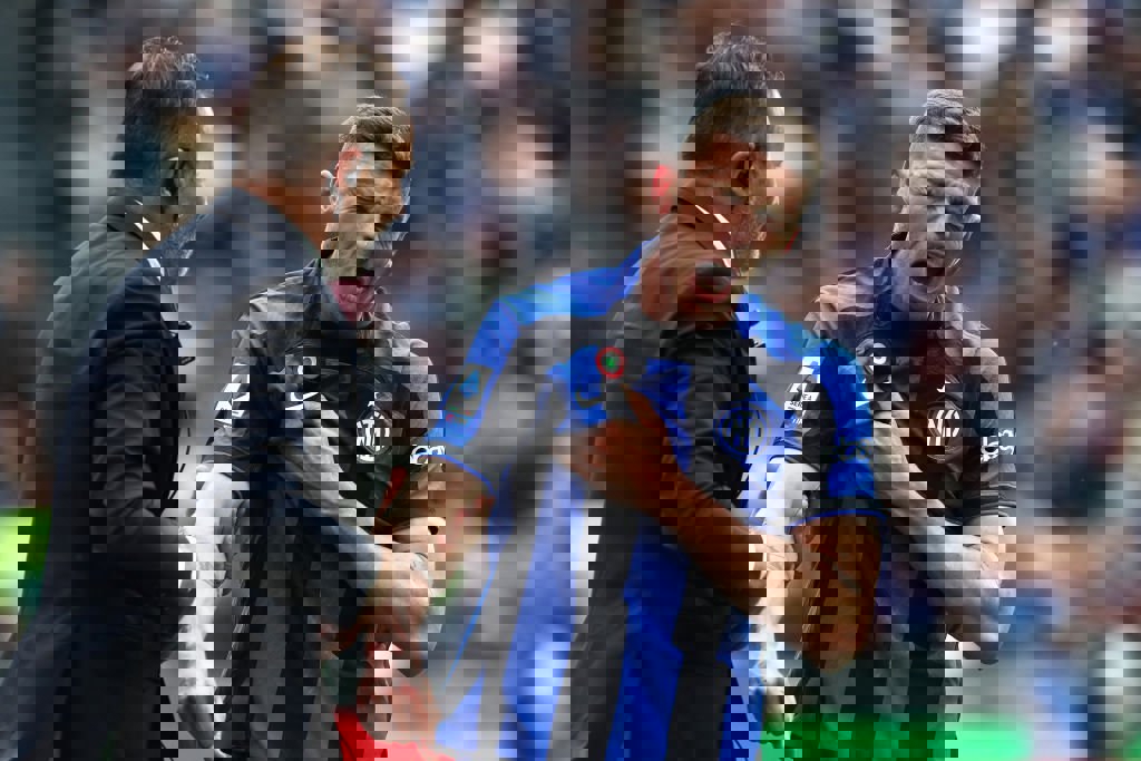 1869043