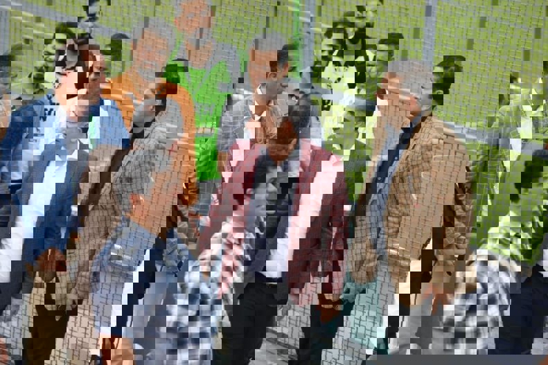 1869637