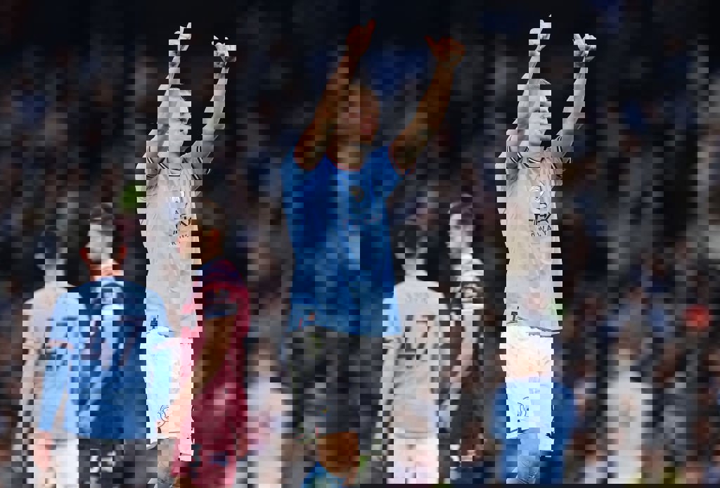 1870898