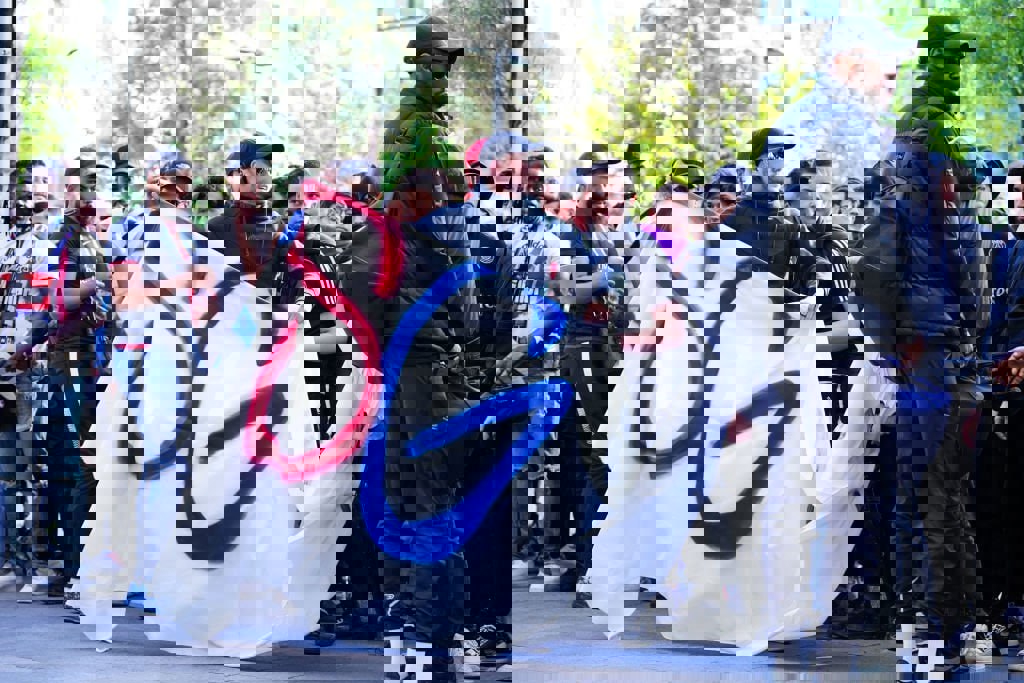 1870843