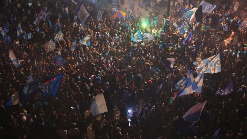 تیراندازی، تصادف و صدها زخمی در شهر ناپل / کشته شدن یک هوادار در جشن قهرمانی ناپولی