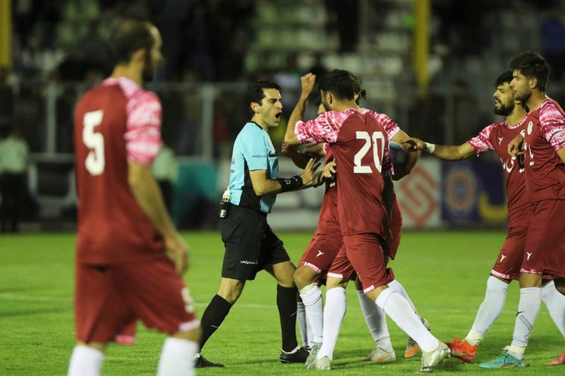 اتفاقی که در هیاهوی دسته یک گم شد/ شب تلخ فوتبال ایران: داور را در همدان کتک زدند!