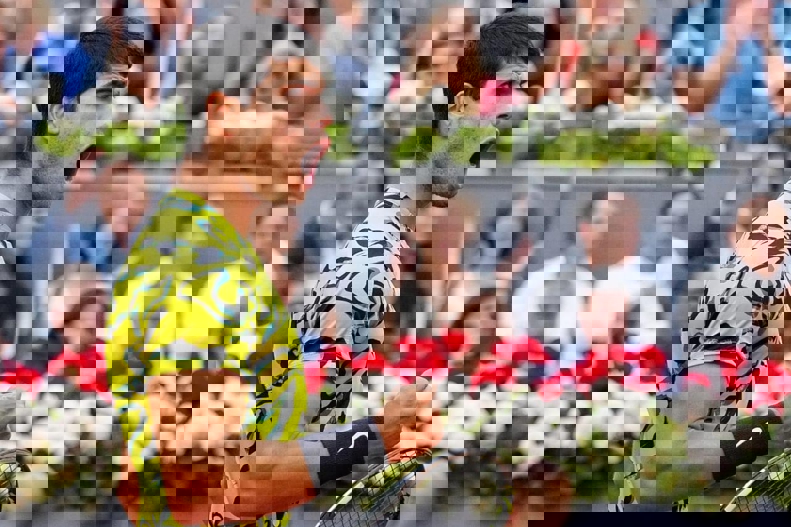 1872611