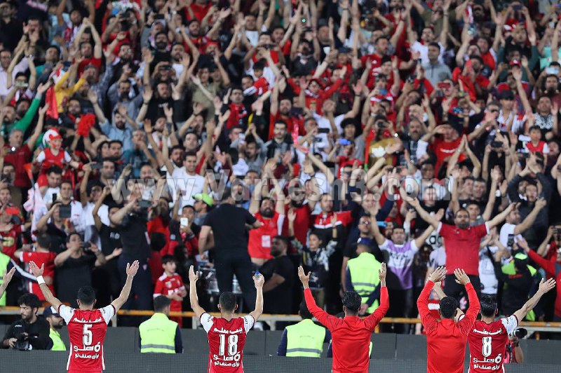 همه منتظر بودند داور سوت پایان را بزند