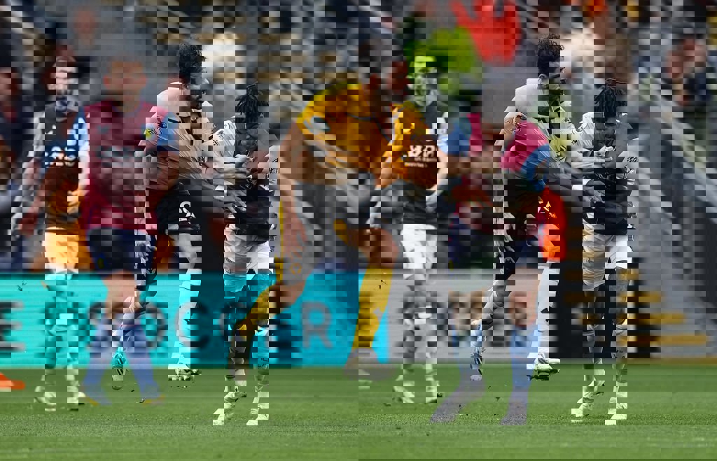 1872125