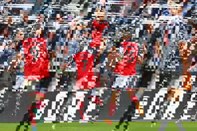 1872563