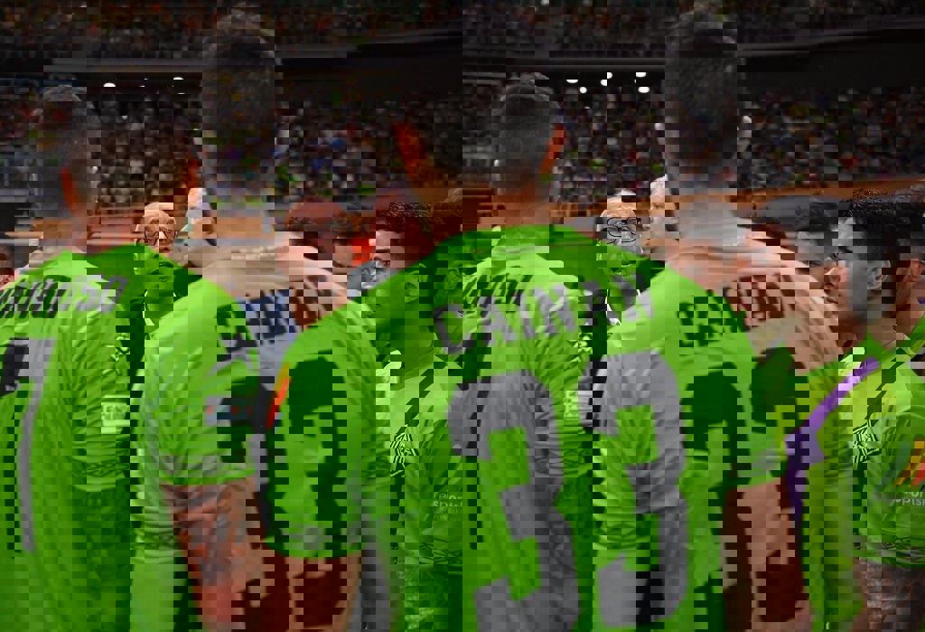1872670