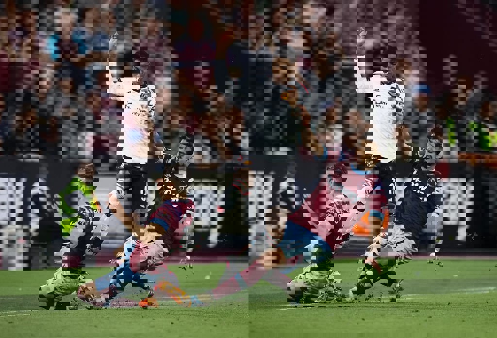 1872633