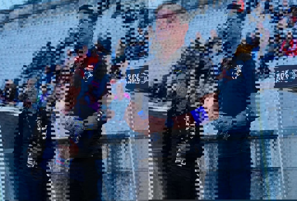 1872843