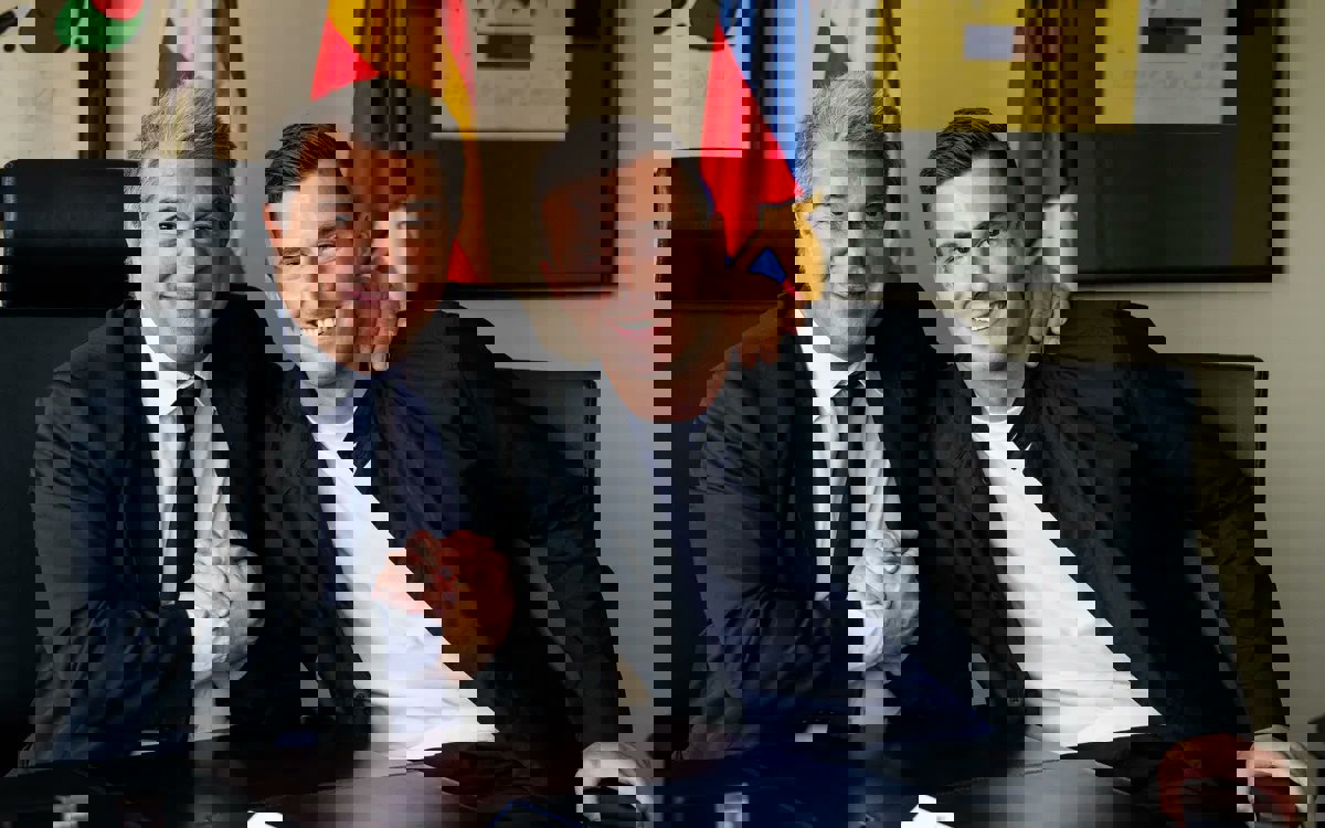 1873237