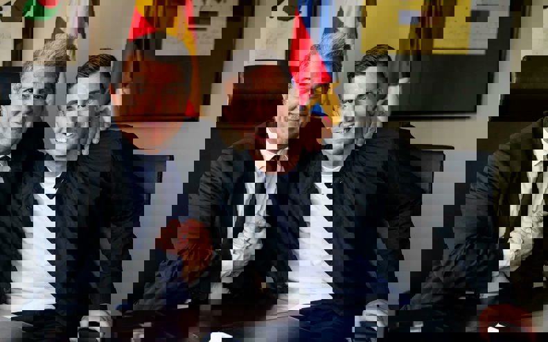 1873237