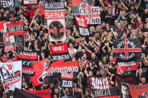 بحث هواداران با بازیکنان میلان: فدراسیون تحقیق می‌کند