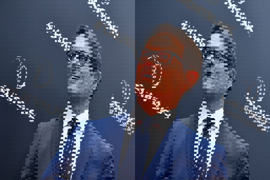 1876058