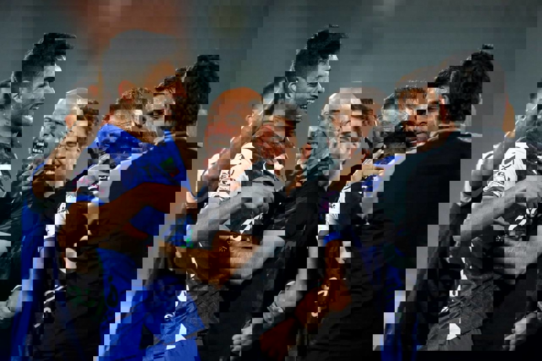 1877576