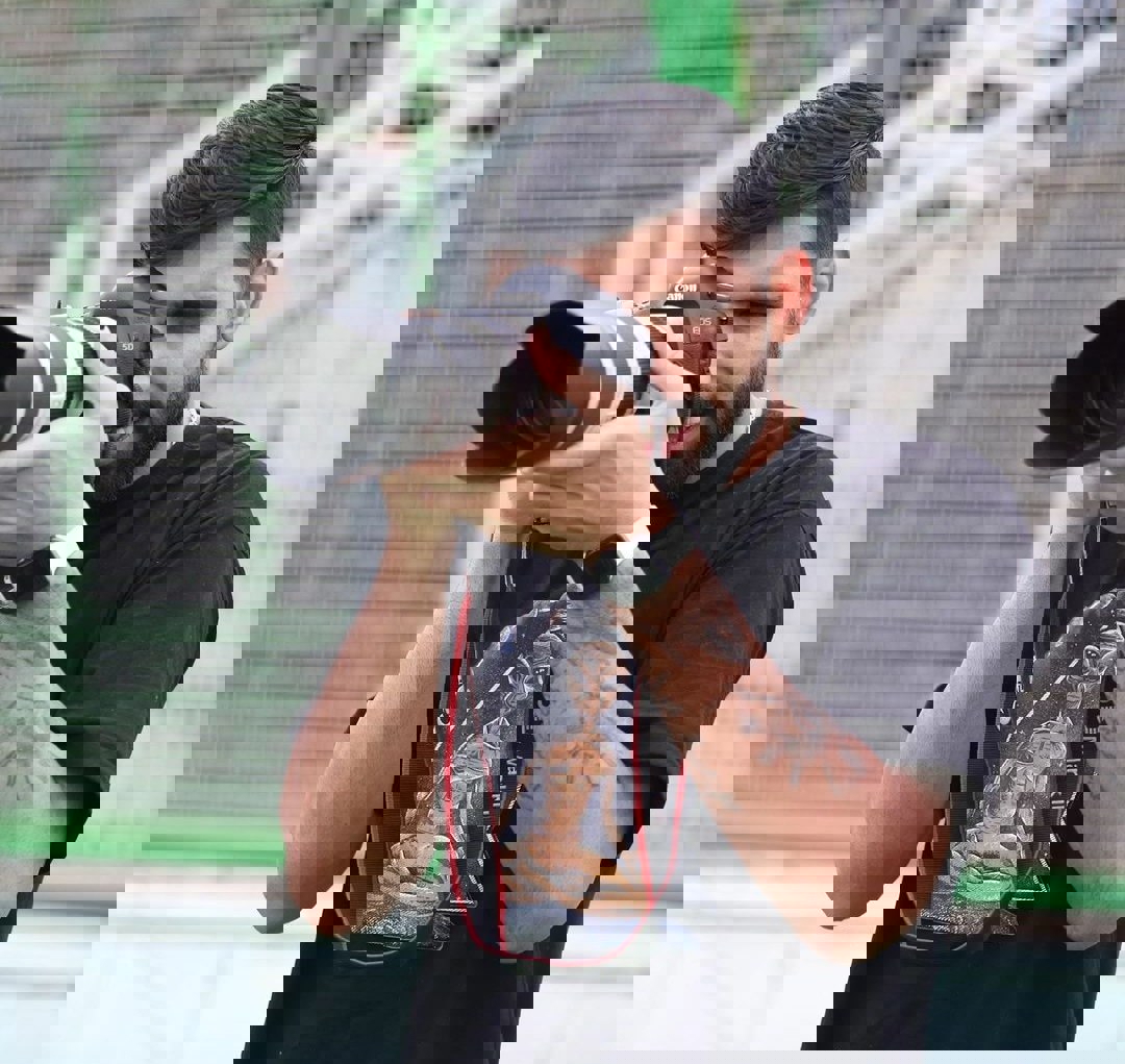 1877749
