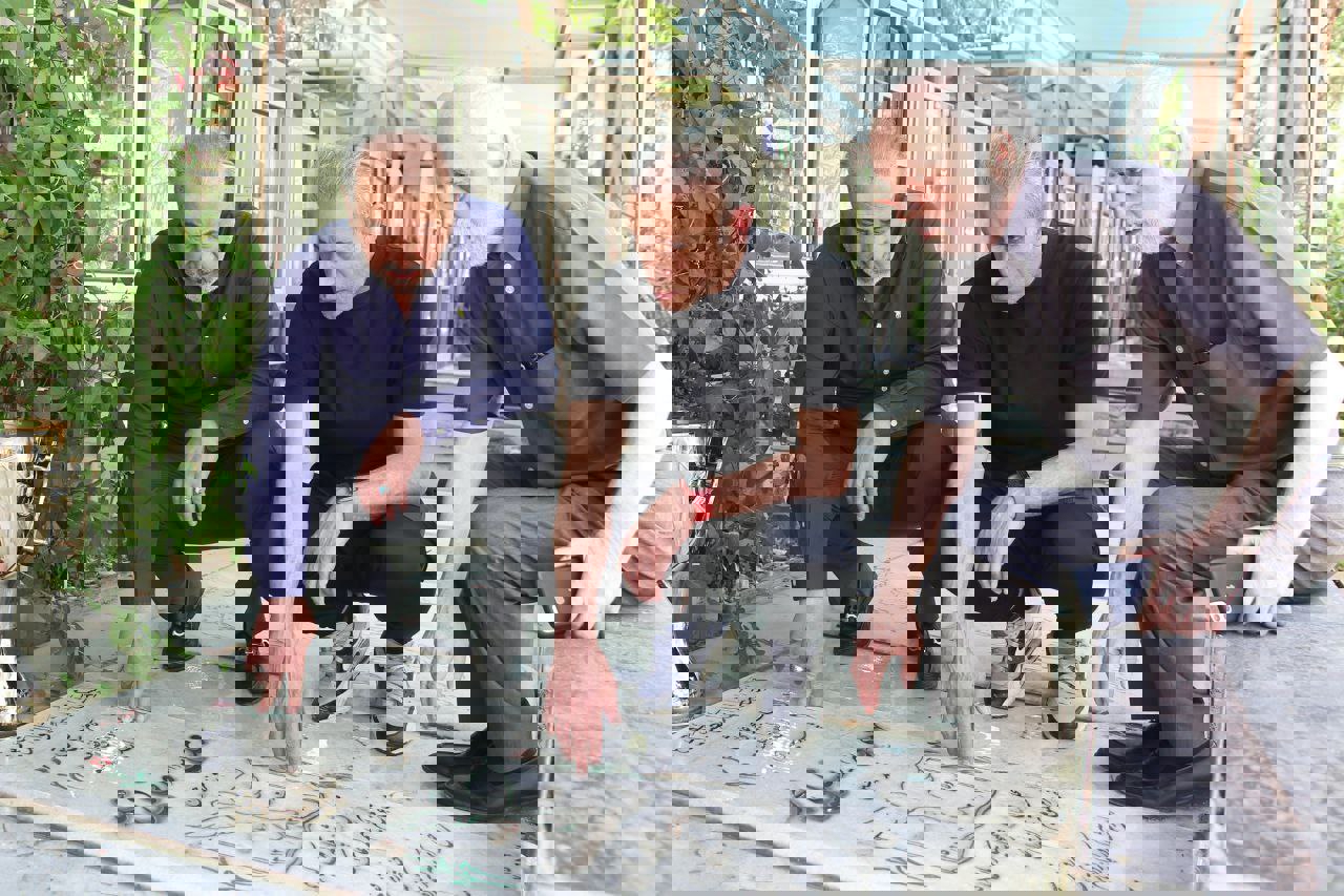 1878736