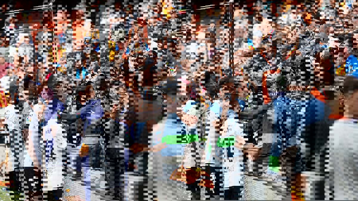 1878907