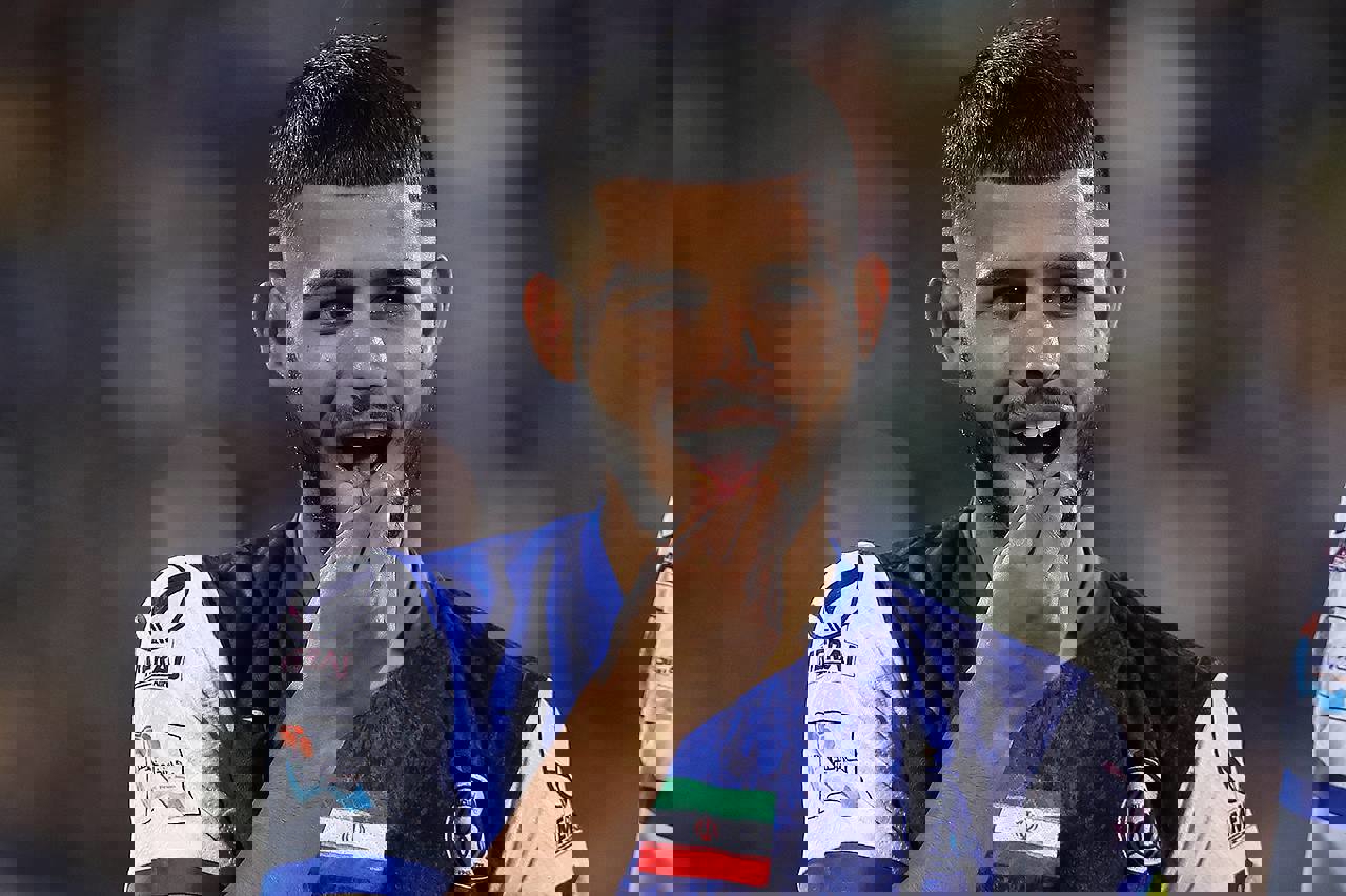 1881643