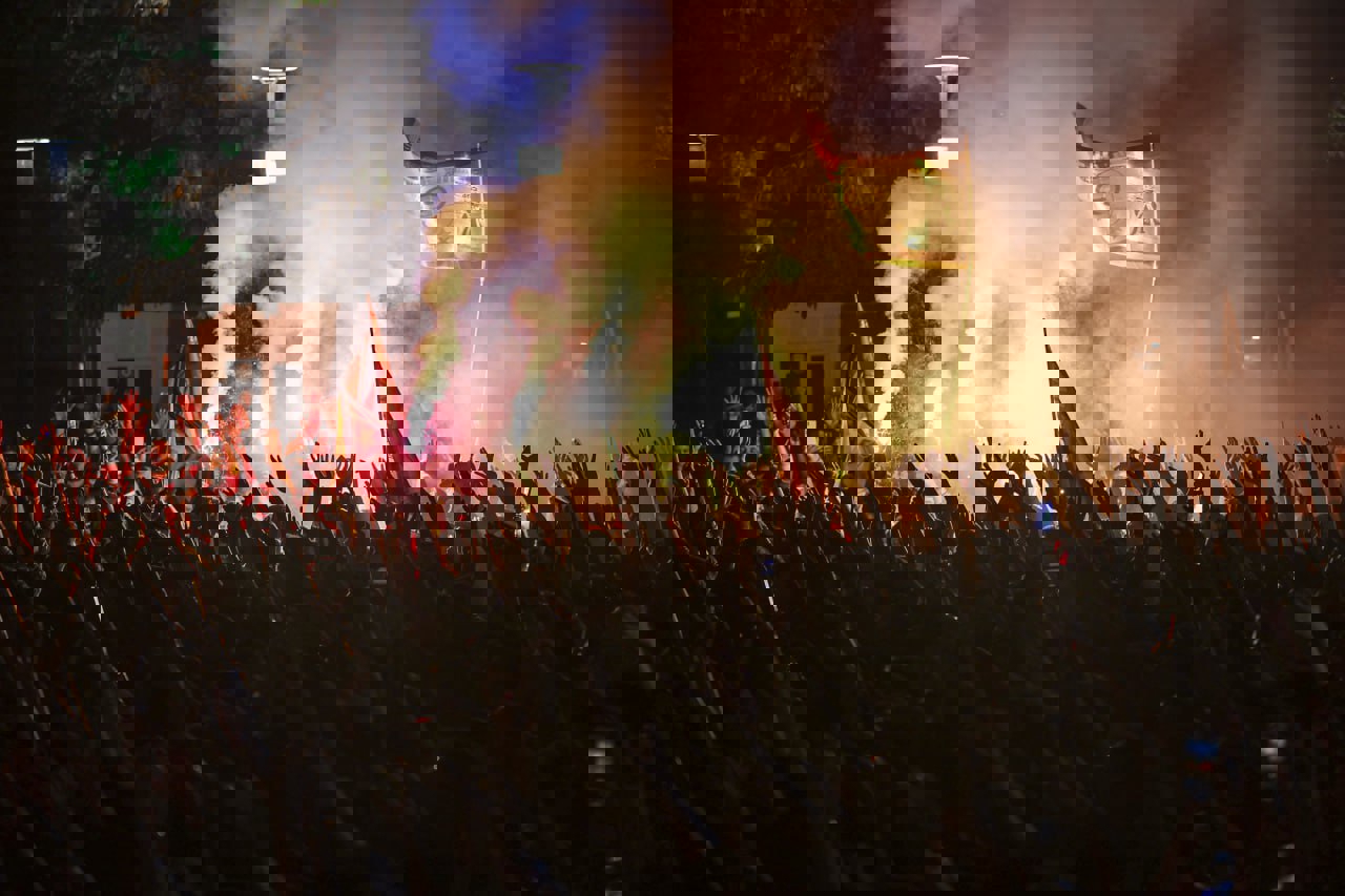 1881605
